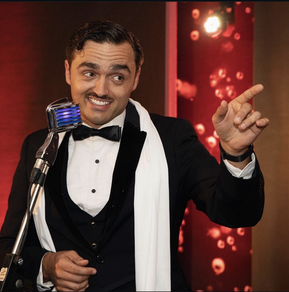 Dominic en chanteur crooner